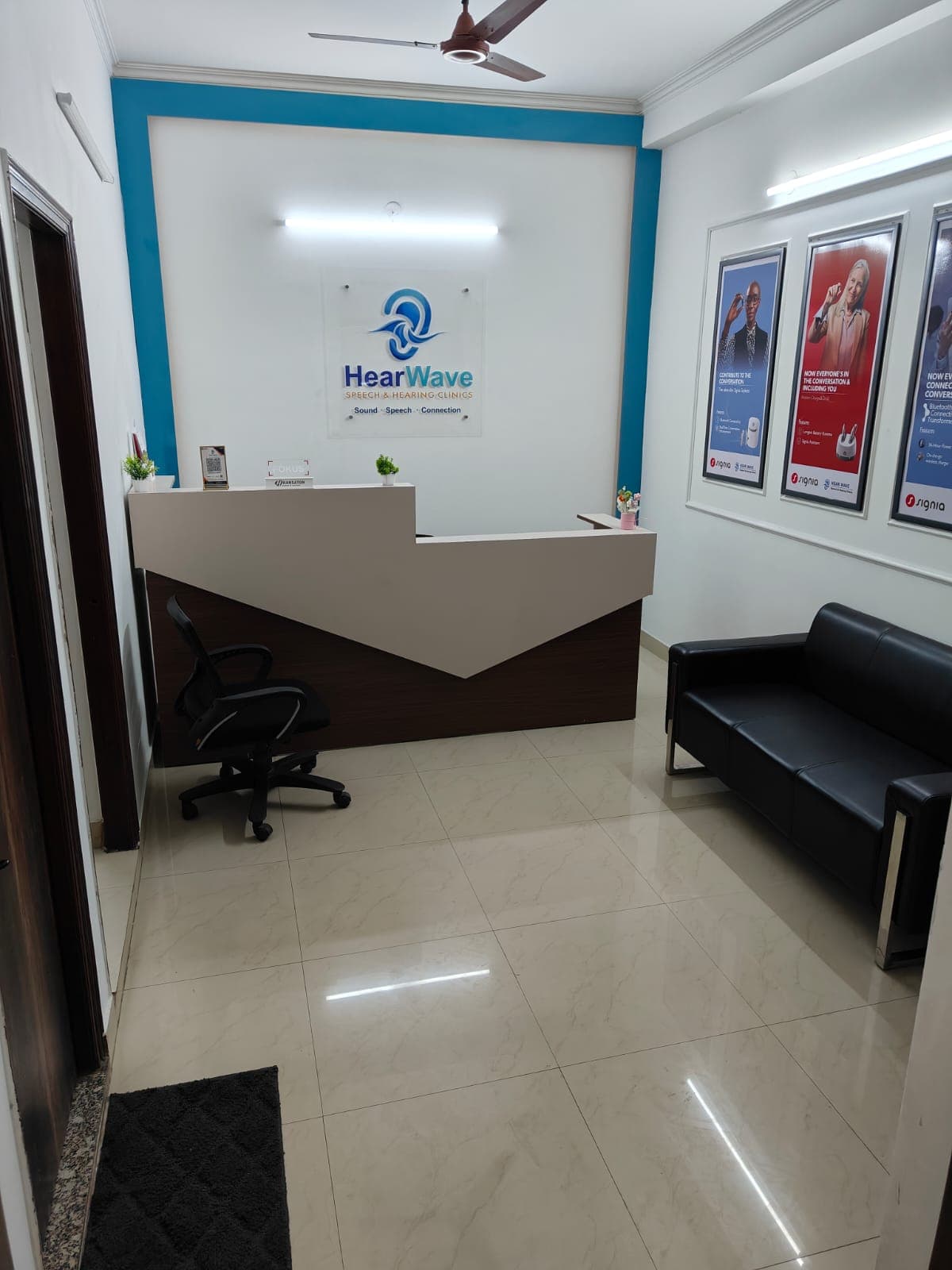 HearWave certified audiologist assisting hearing aid patient — Noida
