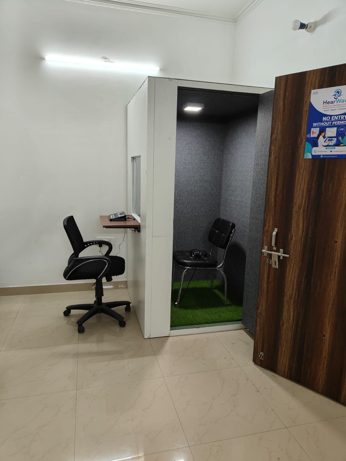 HearWave audiologist conducting hearing test — best hearing clinic Noida